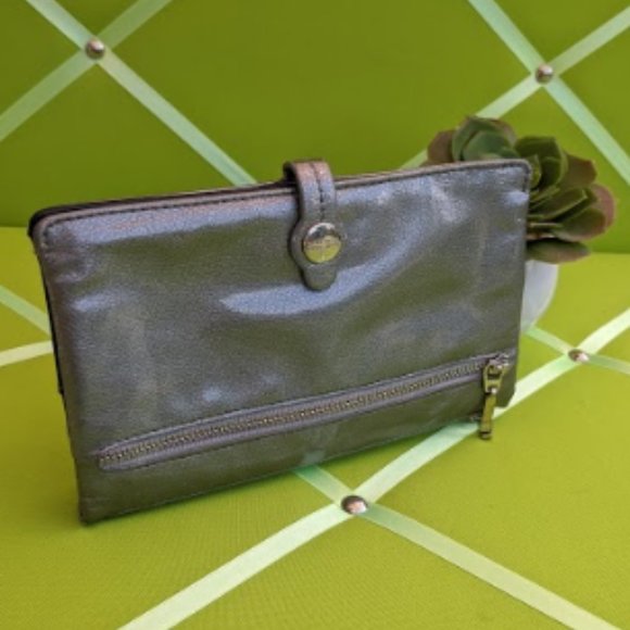 Kenneth Cole Reaction Handbags - Kenneth Cole Reaction Multi-Pocket Silver Wallet